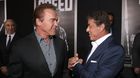 Stallone-le-regala-el-cuchillo-de-rambo-a-schwarzenegger-y-este-le-trolea-c_s