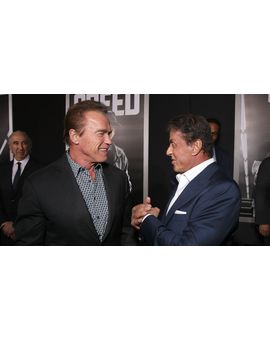 Stallone le regala el cuchillo de Rambo a Schwarzenegger y éste le trolea