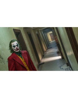 El director de 'Joker' no entiende que 'John Wick' no se haya criticado tanto como su película