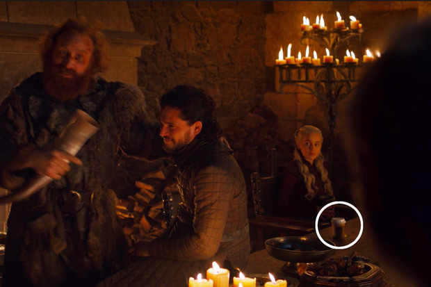 Emilia Clarke revela quién dejó el vaso de plástico de Starbucks en la famosa escena 