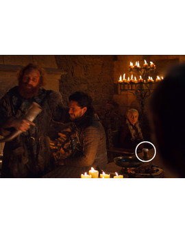 Emilia Clarke revela quién dejó el vaso de plástico de Starbucks en la famosa escena 