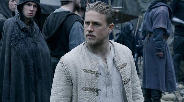 Charlie Hunnam sabe en qué falló 'Rey Arturo: La leyenda de Excálibur'