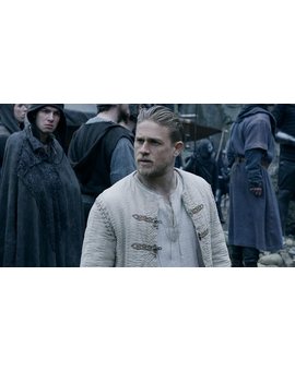 Charlie Hunnam sabe en qué falló 'Rey Arturo: La leyenda de Excálibur'