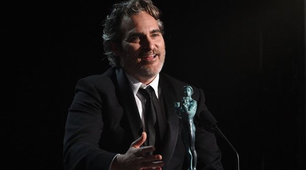 Joaquin Phoenix gana el Premio SAG por 'Joker' y rinde homenaje a Heath Ledger