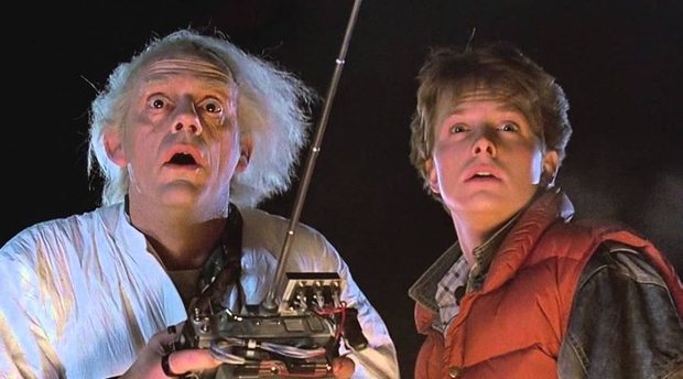Christopher Lloyd vuelve a 'Regreso al futuro' en el tráiler del musical de la mítica película