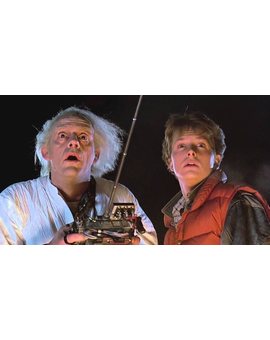 Christopher Lloyd vuelve a 'Regreso al futuro' en el tráiler del musical de la mítica película