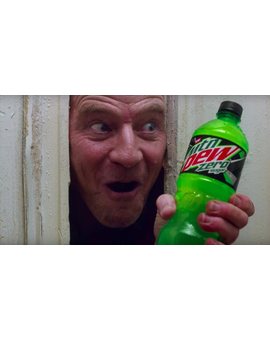 Bryan Cranston es Jack Nicholson en 'El resplandor' para un anuncio de la Super Bowl