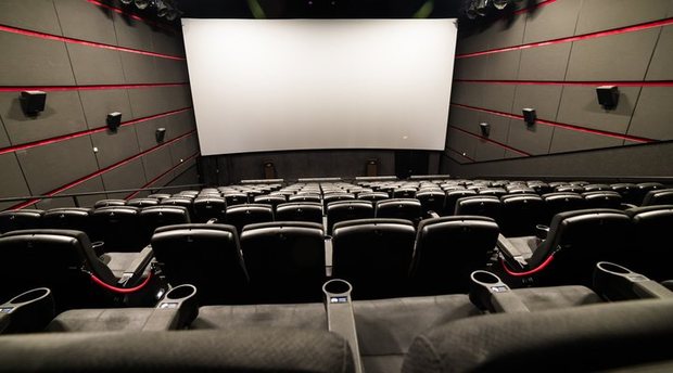 Cinéfilos y trabajadores de la industria protestan ante el cierre de los cines en Cataluña 