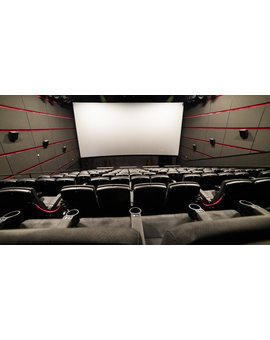 Cinéfilos y trabajadores de la industria protestan ante el cierre de los cines en Cataluña 