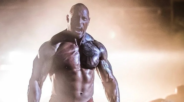 Dwayne Johnson arranca la verja de su casa a pulso para no llegar tarde al rodaje de 'Red Notice'