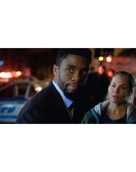 Chadwick Boseman dio parte de su sueldo a Sienna Miller para que estuviera en 'Manhattan sin salida'
