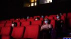 Los-estudios-deberian-estar-dispuestos-a-recibir-un-golpe-para-salvar-las-salas-de-cine-c_s