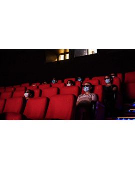 Los estudios deberían estar dispuestos a "recibir un golpe" para salvar las salas de cine