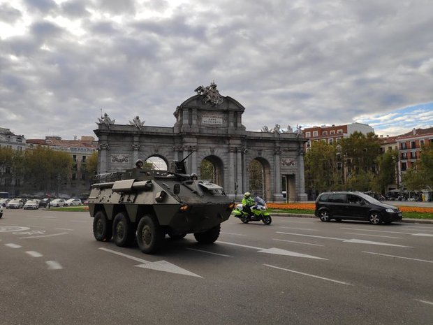 Amenábar asusta a los madrileños llenando las calles de tanques en el rodaje de 'La Fortuna'