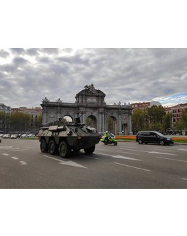 Amenábar asusta a los madrileños llenando las calles de tanques en el rodaje de 'La Fortuna'