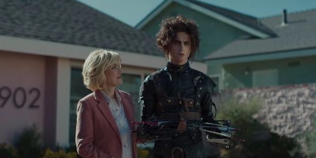 Timothée Chalamet se convierte en el hijo de Eduardo Manostijeras en un spot junto a Winona Ryder
