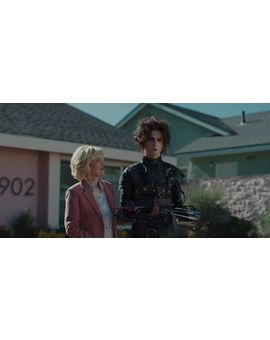Timothée Chalamet se convierte en el hijo de Eduardo Manostijeras en un spot junto a Winona Ryder