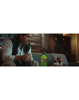 Zach Galligan vuelve a reunirse con Gizmo en este anuncio de un refresco