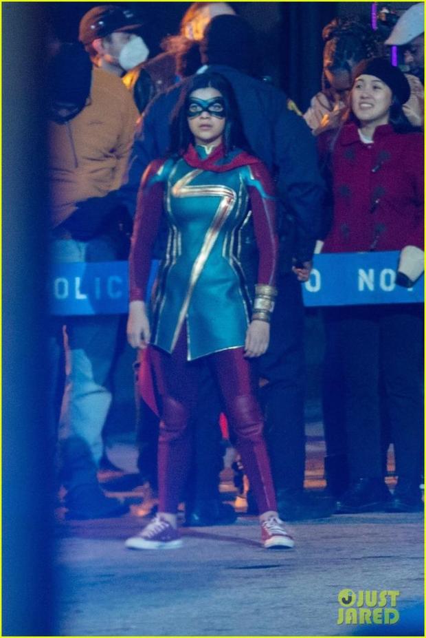 Vistazo al traje de Ms. Marvel en nuevas imágenes del set de la serie