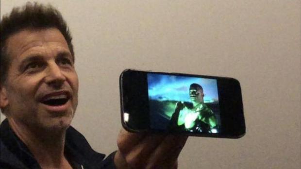 Zack Snyder vuelve a cargar contra Warner Bros y muestra a su Green Lantern 