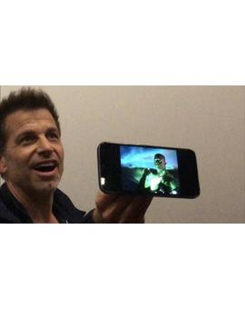 Zack Snyder vuelve a cargar contra Warner Bros y muestra a su Green Lantern 