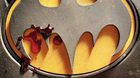 The-flash-primer-vistazo-sangriento-al-traje-de-batman-de-michael-keaton-c_s