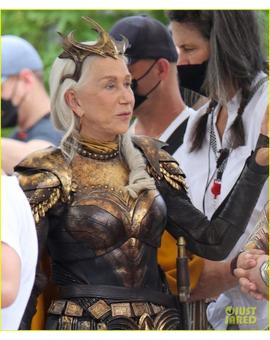 Helen Mirren como Hespera en el set de Shazam 2