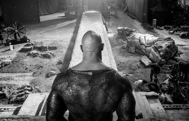 Dwayne Johnson deja un nuevo vistazo al traje de Black Adam desde el set