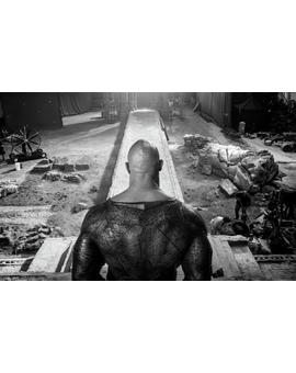Dwayne Johnson deja un nuevo vistazo al traje de Black Adam desde el set