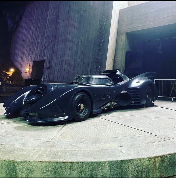 'The Flash': Filtradas fotos del rodaje con primer vistazo al Batmóvil y la Batcueva