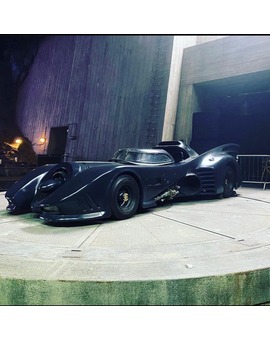 'The Flash': Filtradas fotos del rodaje con primer vistazo al Batmóvil y la Batcueva
