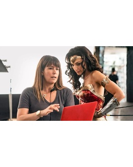 Patty Jenkins critica las películas estrenadas en streaming