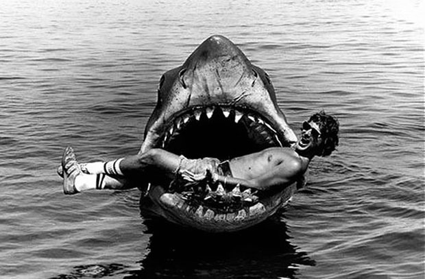 Tiburón. Clasico a revistar todos los veranos. ¿Que película se os ocurre que tambien ocurren sobre el caluroso verano?