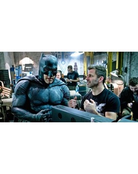 Zack Snyder habla de la relación entre los protagonistas de Batman v Superman: El Amanecer de la Justicia, el rumor del caballero oscuro y más