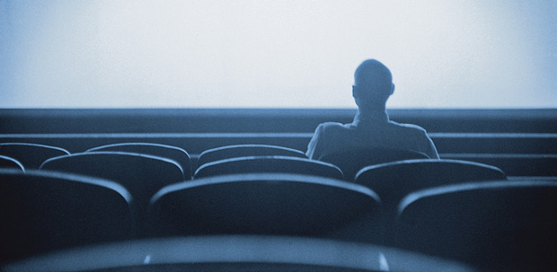 8 razones para ir solo al cine...