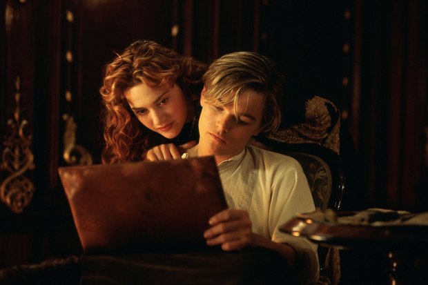 GIF de Dicaprio dibujando en TITANIC (buenísimo)