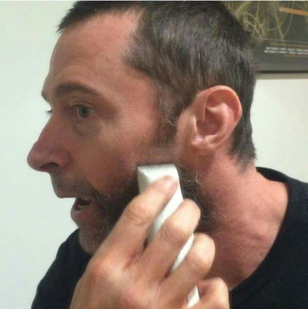 Imagen: HUGH JACKMAN se afeita las patillas de LOBEZNO. Será este su final del Personaje?. 