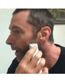 Imagen: HUGH JACKMAN se afeita las patillas de LOBEZNO. Será este su final del Personaje?. 