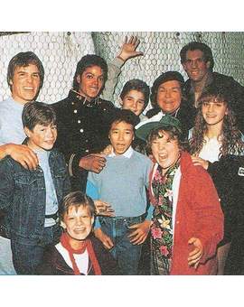 Imagen: (MICHAEL JACKSON con LOS GOONIES). 