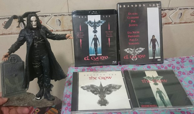 Mi Colección (EL CUERVO -THE CROW). Figura, B.S.O, DVD y Blu-ray con Caja Negra y cómo no..  Portada de Papá Gorila. 