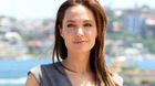 Angelina-jolie-desata-la-polemica-por-visitar-a-un-arzobispo-sin-sujetador-c_s