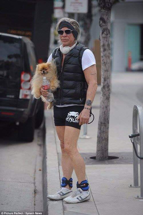 Imagen: (Un Irreconocible MICKEY ROURKE). 