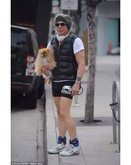 Imagen: (Un Irreconocible MICKEY ROURKE). 