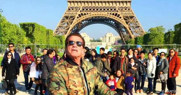 15 Famosos que se Colaron en las Fotos y las Hicieron Geniales. 
