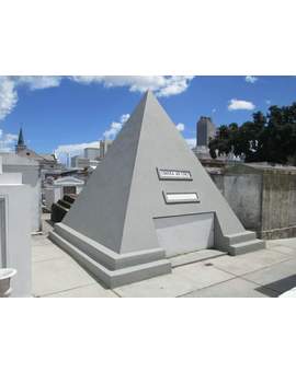 Imagen: (Nicolas Cage) Se ha Construido una Tumba en forma de Pirámide de 3 Metros en Nueva Orleans. "Qué Pensáis?". 
