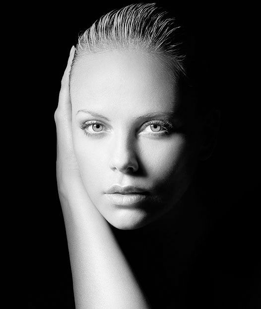 42 Looks de "Charlize Theron" por sus 42 Cumpleaños. 