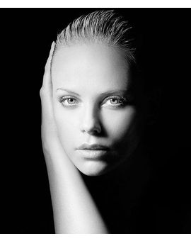 42 Looks de "Charlize Theron" por sus 42 Cumpleaños. 