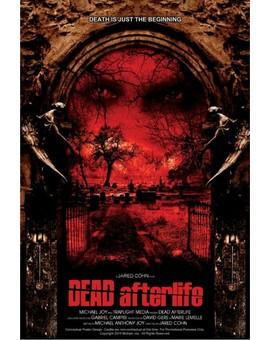 "Dee Wallace" en la Película de Zombies (DEAD AFTERLIFE).
