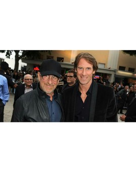 "Michael Bay" sustituye a "Steven Spielberg" al frente de (ROBOPOCALYPSE). 