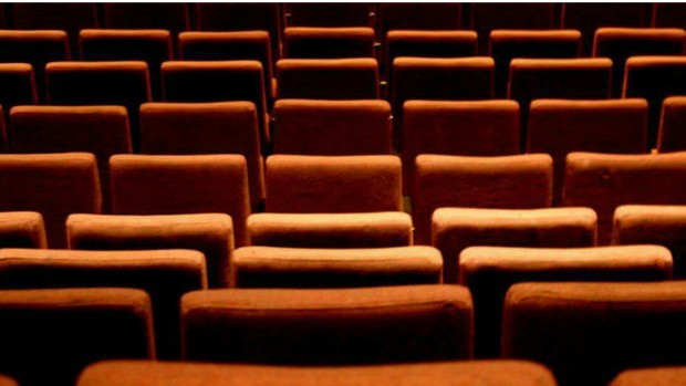 Un Hombre Muere tras quedar atrapada su Cabeza en la Butaca de un Cine. 